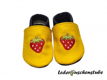 Lederpuschen gelb-blau mit Stickerei Erdbeere rot-hellgrün